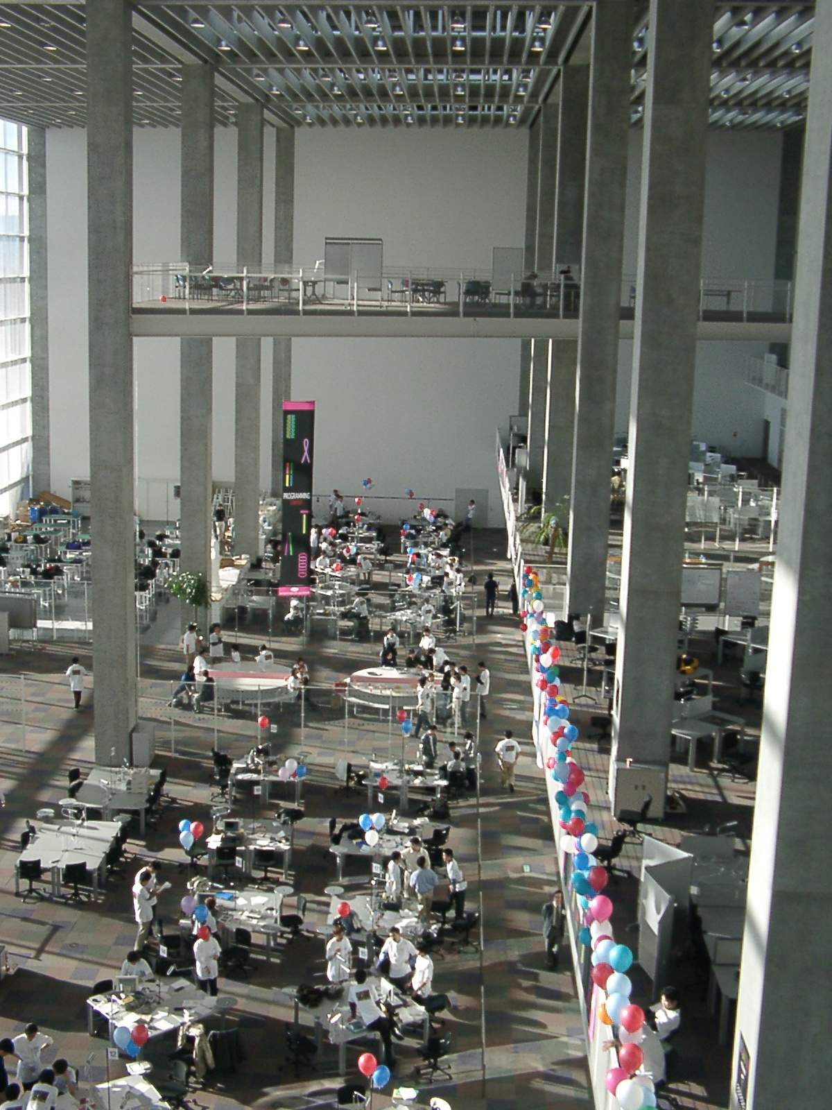 巨大な「箱」に多様空間 はこだて未来大学