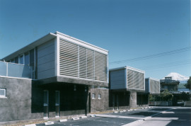 路地型集合住宅　街並みのモデル　きめ細かい設計　こじんまりとしたスケール