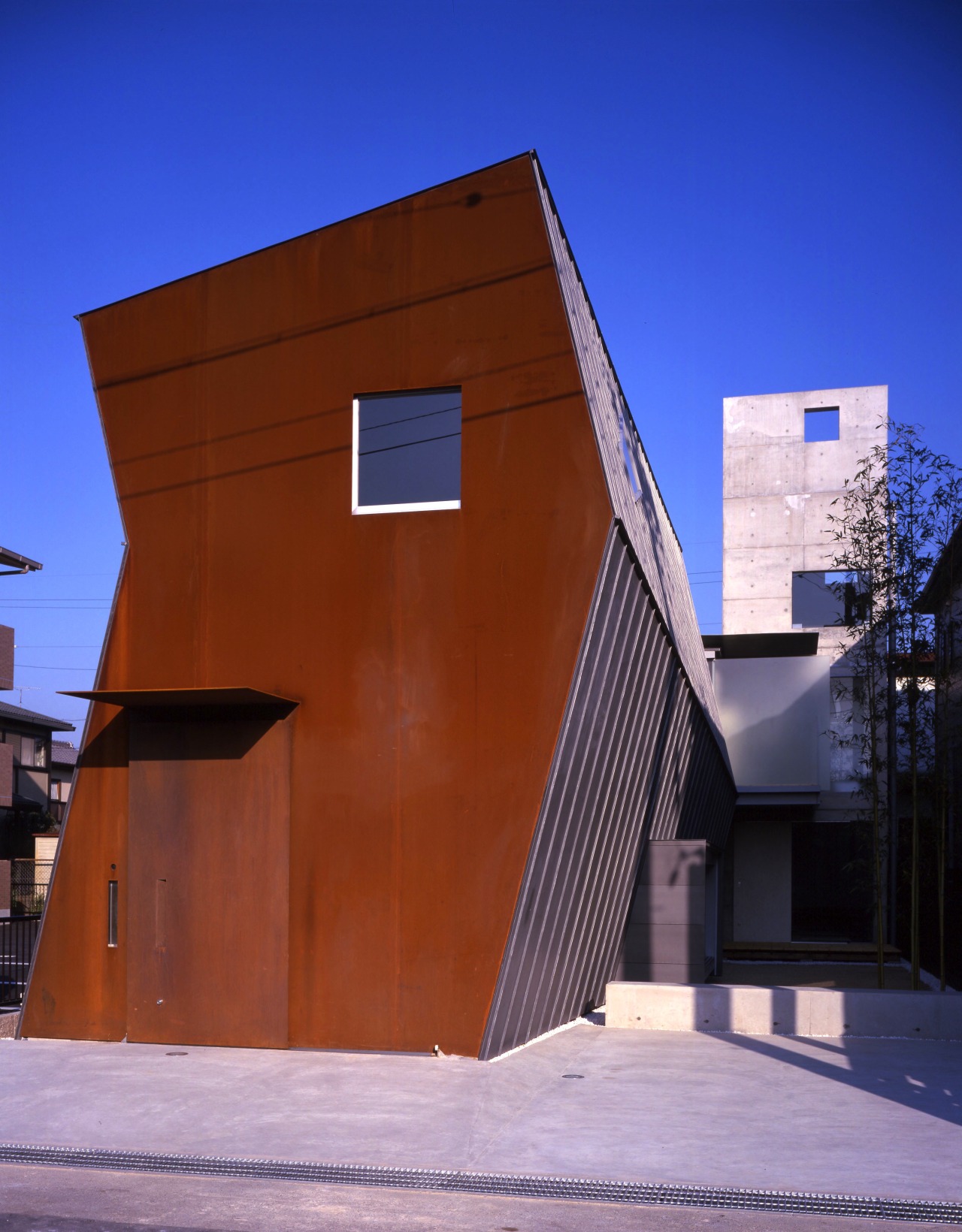 笑う住宅　  くねって，捻（ひね）って，捩（よじ）って