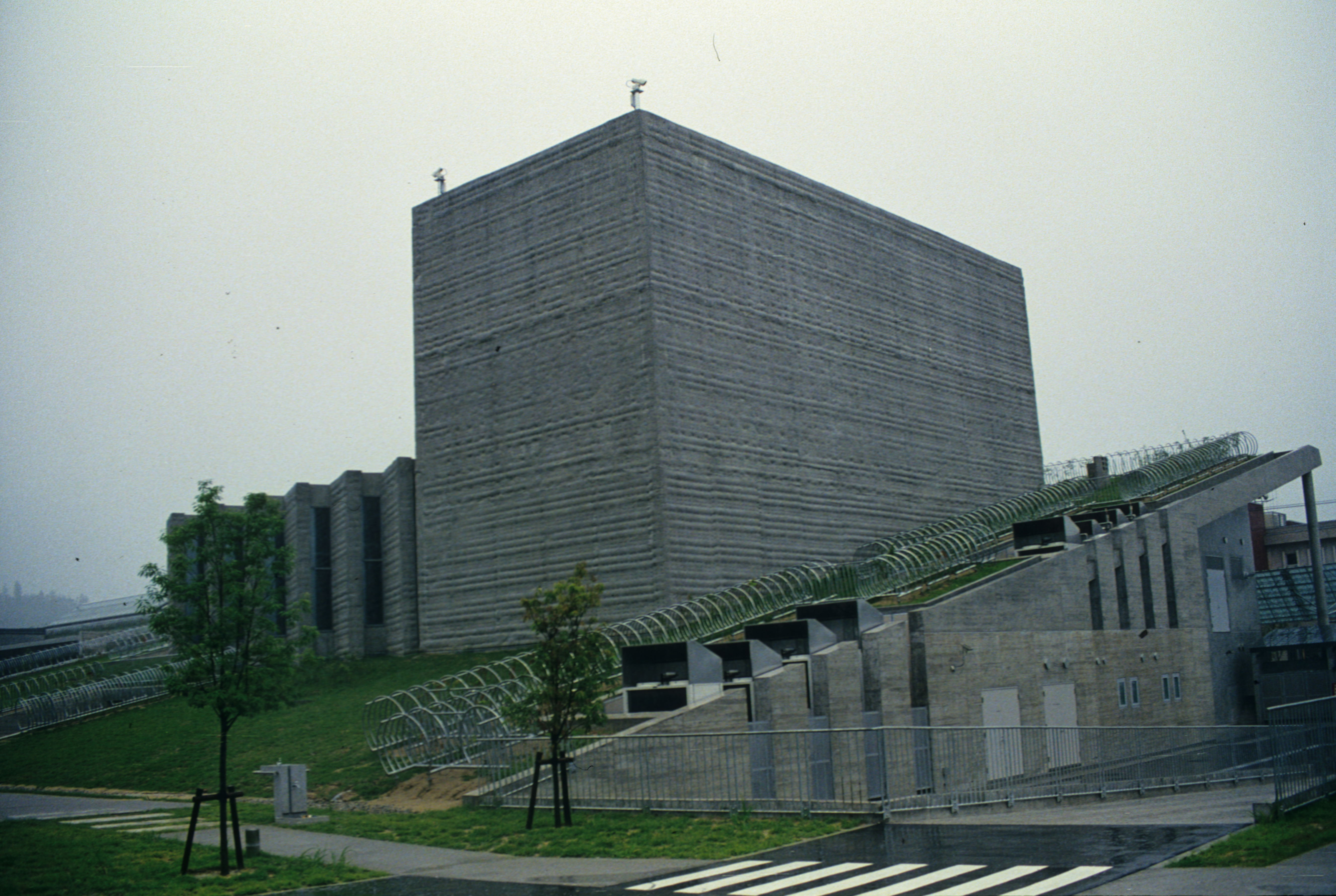 木匠塾の目指すもの  ざらざら，ぼこぼこの素材感