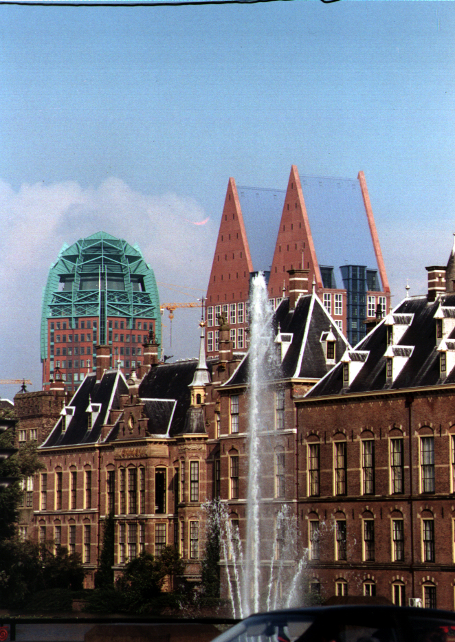 バブリーなオランダ建築　ポストモダン建築の最後の競演、饗宴、共演！？