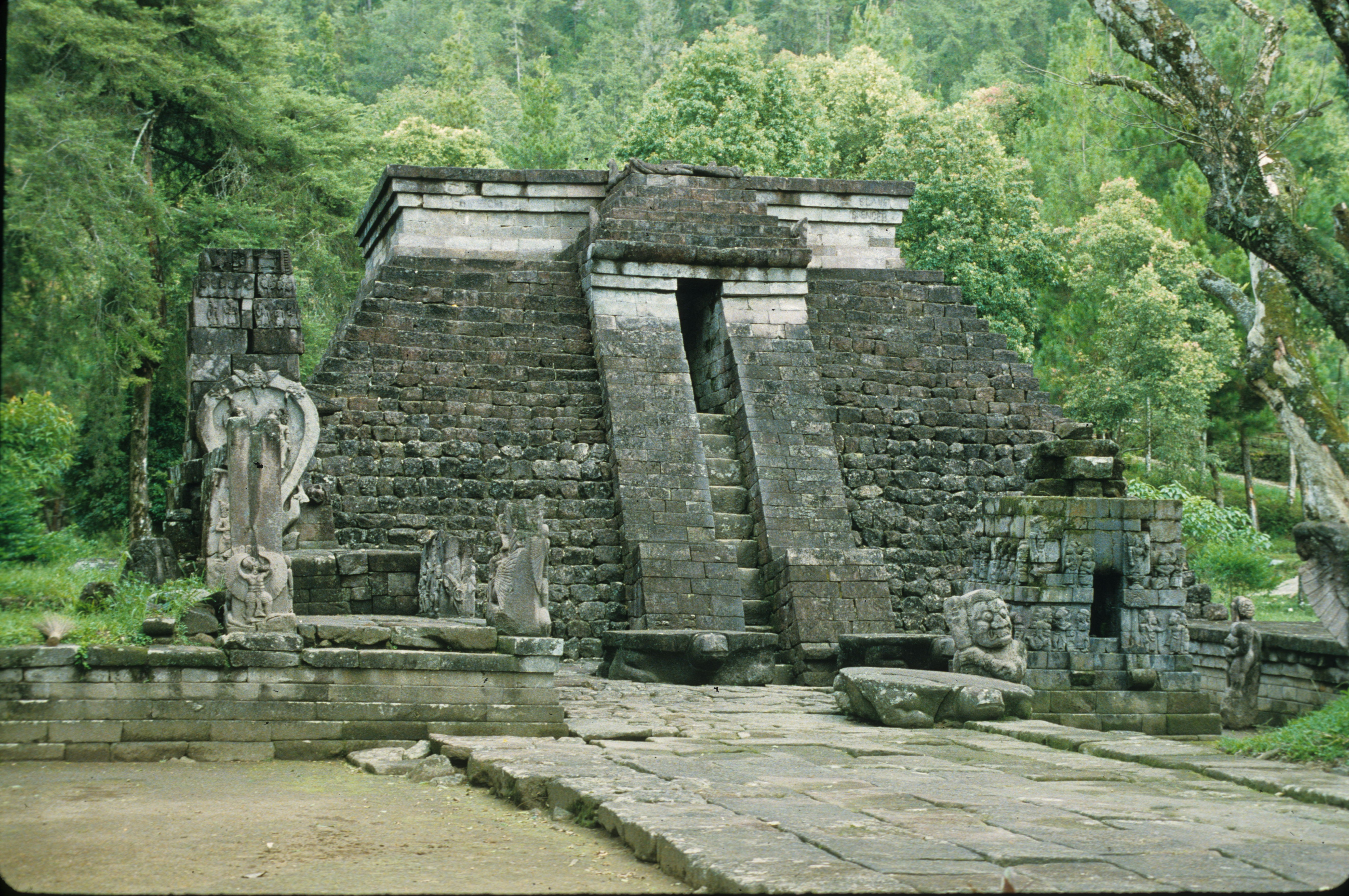 世界建築図鑑②　Candi Sukuh, Central Jawa