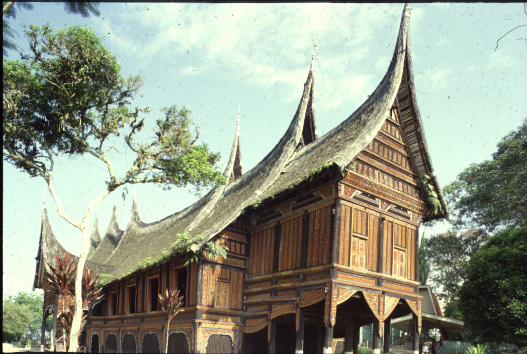 世界建築図鑑④　Rumah Gadang  Minang Kabau　Sumatra Barat , Indonesia
